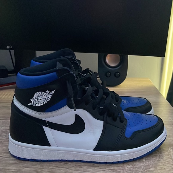 Jordan 1s Retro High OG (Royal Toe) - Picture 3 of 8